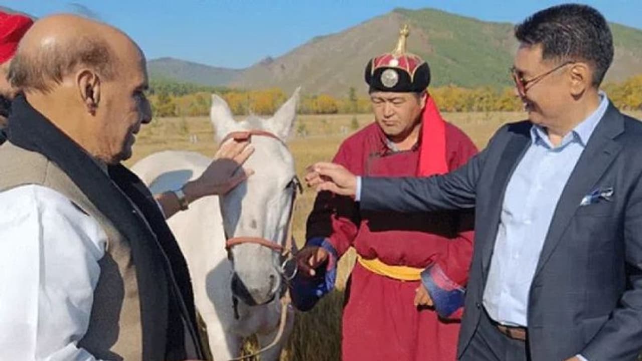 రాజ్ నాథ్ సింగ్ కు అదిరిపోయే బహుమతినిచ్చిన మంగోలియా అధ్యక్షుడు రాజ్ నాథ్ సింగ్ కు అదిరిపోయే బహుమతినిచ్చిన మంగోలియా అధ్యక్షుడు