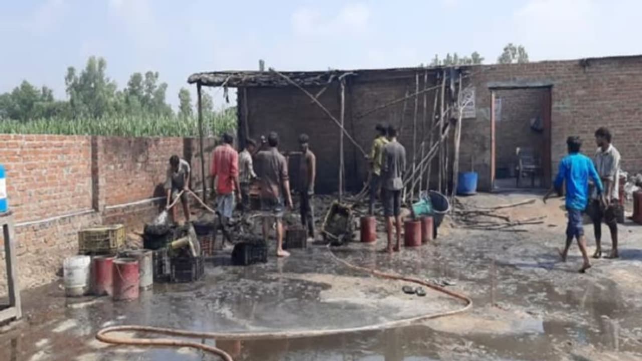 बिजनौर में पटाखा फैक्ट्री के गोदाम में लगी आग, मजदूरों की सूझबूझ से ऐसे टला बड़ा हादसा बिजनौर में पटाखा फैक्ट्री के गोदाम में लगी आग, मजदूरों की सूझबूझ से ऐसे टला बड़ा हादसा