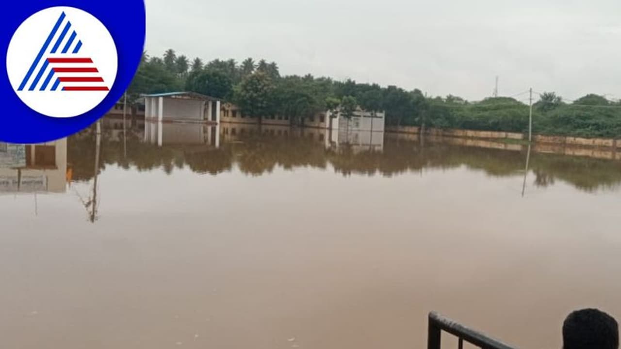 ಮಳೆ ಅವಾಂತರಕ್ಕೆ ಯಳಂದೂರು ತತ್ತರ: ಪೊಲೀಸ್ ಠಾಣೆ, ಶಾಲಾ ಕಾಲೇಜು ಮುಳುಗಡೆ ಮಳೆ ಅವಾಂತರಕ್ಕೆ ಯಳಂದೂರು ತತ್ತರ: ಪೊಲೀಸ್ ಠಾಣೆ, ಶಾಲಾ ಕಾಲೇಜು ಮುಳುಗಡೆ