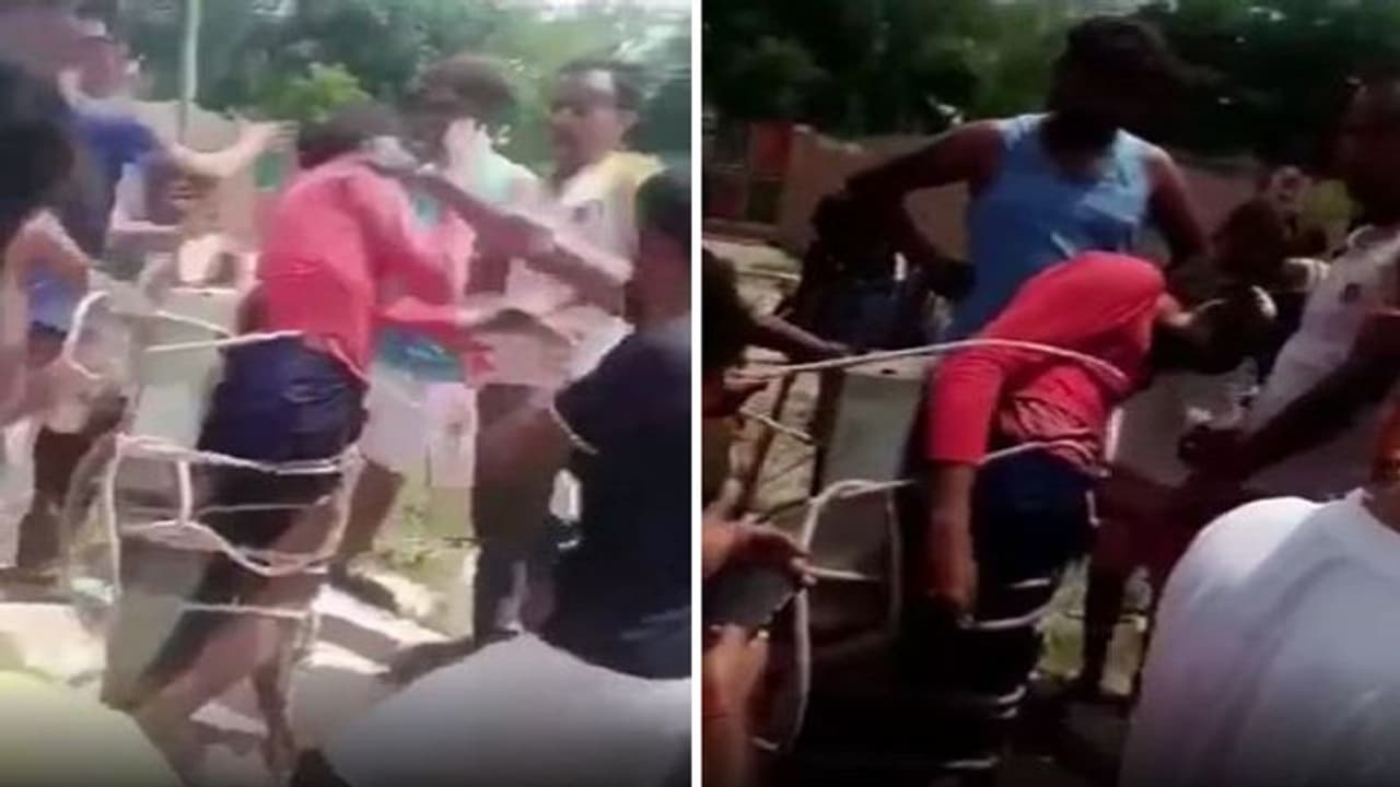 हरदोई: बच्चा चोरी करने के आरोप में ग्रामीणों ने युवक को बेरहमी से पीटा, एएसपी ने जांच के बाद दिए कड़े निर्देश हरदोई: बच्चा चोरी करने के आरोप में ग्रामीणों ने युवक को बेरहमी से पीटा, एएसपी ने जांच के बाद दिए कड़े निर्देश