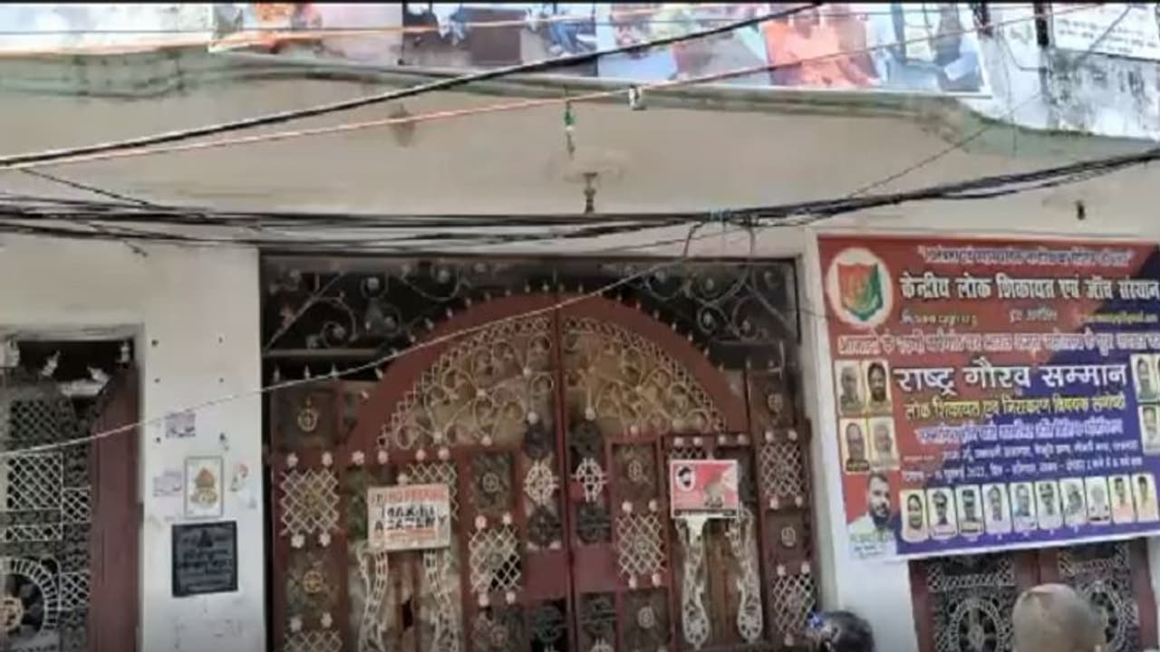 क्षेत्रीय पार्टी के राष्ट्रीय अध्यक्ष के घर समेत लखनऊ और कानपुर में कई जगहों पर आयकर विभाग की छापेमारी क्षेत्रीय पार्टी के राष्ट्रीय अध्यक्ष के घर समेत लखनऊ और कानपुर में कई जगहों पर आयकर विभाग की छापेमारी