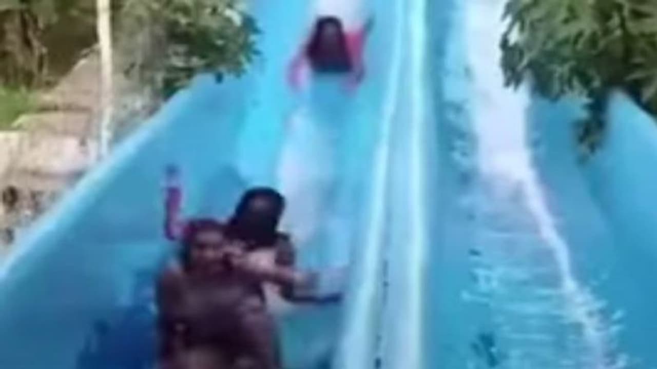 स्विमिंग पूल के स्लाइडर पर मस्ती कर रही थीं 3 लड़कियां, तभी हुई भयानक टक्कर और.. स्विमिंग पूल के स्लाइडर पर मस्ती कर रही थीं 3 लड़कियां, तभी हुई भयानक टक्कर और..