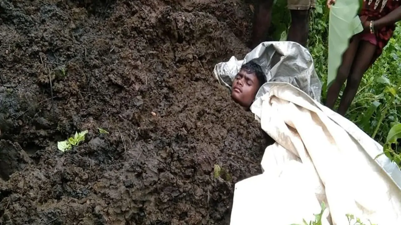 जिंदगी बचाने का देसी जुगाड़: घायल युवक को गोबर में गाड़ दिया, 2 घंटे बाद आ गया होश