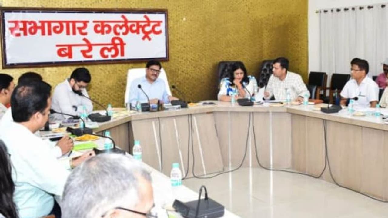 ఇకపై జీన్స్, టీ షర్టులు ధరిస్తే.. ఆఫీసులోకి నో ఏంట్రీ.. ఉద్యోగులకు ఆదేశాలు ఇకపై జీన్స్, టీ షర్టులు ధరిస్తే.. ఆఫీసులోకి నో ఏంట్రీ.. ఉద్యోగులకు ఆదేశాలు