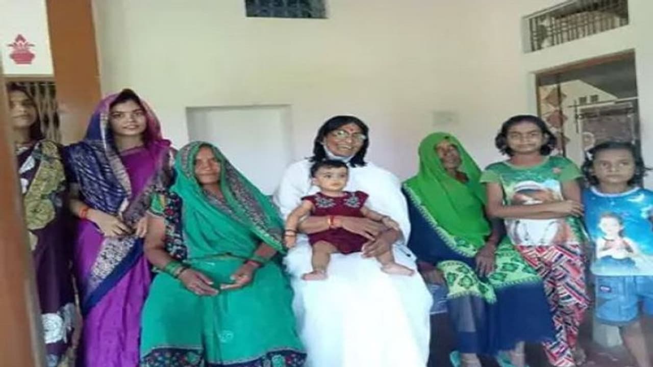 तीन पीढ़ियों से नहीं चल रहा खानदान का पता, पूर्वजों की तलाश में जौनपुर पहुंची वेस्टइंडीज की महिला तीन पीढ़ियों से नहीं चल रहा खानदान का पता, पूर्वजों की तलाश में जौनपुर पहुंची वेस्टइंडीज की महिला