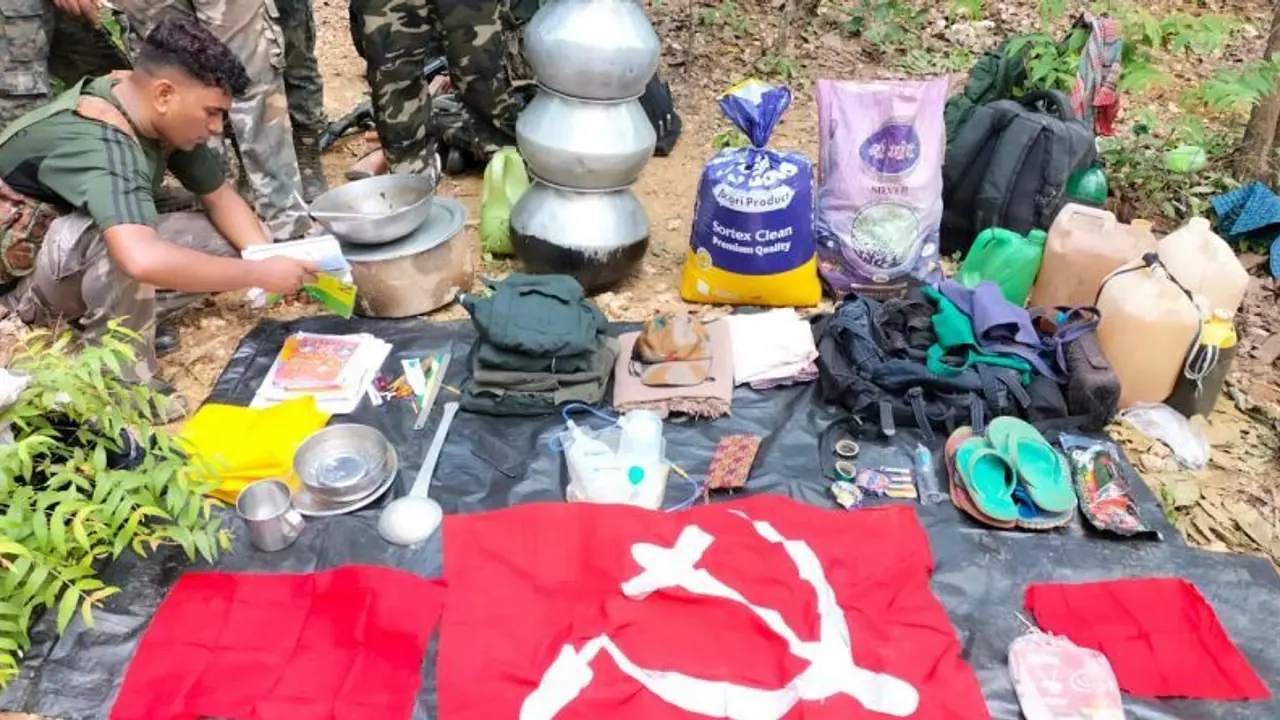 झारखंड के प. सिंहभूम में हुई पुलिस और नक्सली में मुठभेड़, जवानों को भारी पड़ता देख राशन पानी छोड़ के भागे झारखंड के प. सिंहभूम में हुई पुलिस और नक्सली में मुठभेड़, जवानों को भारी पड़ता देख राशन पानी छोड़ के भागे