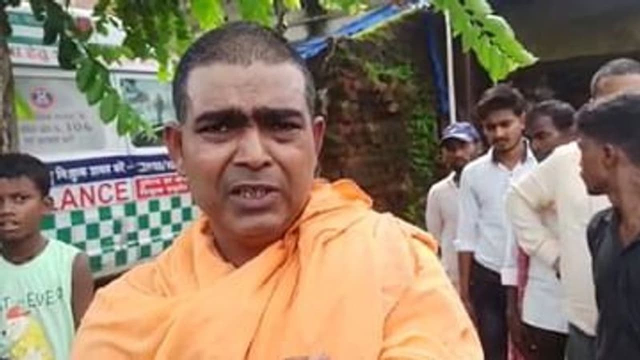 बाबा ने दिव्यांग लड़की जबरन भर दी मांग, फिर भीड़ ने यूं उतारा आशिकी का भूत तो करने लगा मिन्नतें बाबा ने दिव्यांग लड़की जबरन भर दी मांग, फिर भीड़ ने यूं उतारा आशिकी का भूत तो करने लगा मिन्नतें