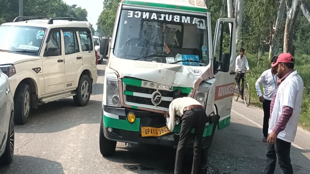 पीलीभीत: आपस में टकराईं डिप्टी सीएम ब्रजेश पाठक के काफिले की गाड़ियां, एंबुलेंस हुई क्षतिग्रस्त पीलीभीत: आपस में टकराईं डिप्टी सीएम ब्रजेश पाठक के काफिले की गाड़ियां, एंबुलेंस हुई क्षतिग्रस्त