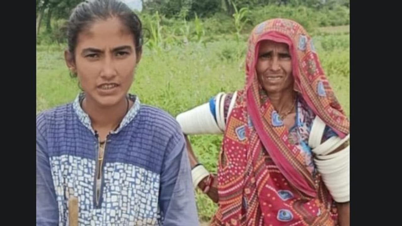  8 फीट ऊंचे और 300 किलो वजनी भालू से भिड़ गई 14 साल की बहादुर बेटी, पिता को मौत के मुंह से बचा लाई