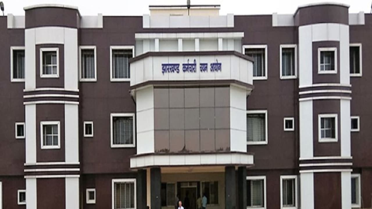 झारखंड जेसीएससी में संसोधन में कोर्ट का सख्त रवैया, हिंदी व अंग्रेजी भाषा पेपर से हटाने की पूछी वजह झारखंड जेसीएससी में संसोधन में कोर्ट का सख्त रवैया, हिंदी व अंग्रेजी भाषा पेपर से हटाने की पूछी वजह