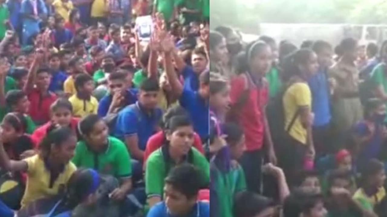 राजस्थान के इस स्कूल में हुआ टीचर को निलंबित करने का विरोध: बीच सड़क पर ही बैठ गए सैकड़ों स्टूडेंट