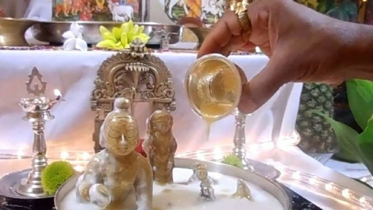 இறைவனை மகிழ்ச்சிப்படுத்தும் எளிமையான அபிஷேக பொருள்கள்! இறைவனை மகிழ்ச்சிப்படுத்தும் எளிமையான அபிஷேக பொருள்கள்!