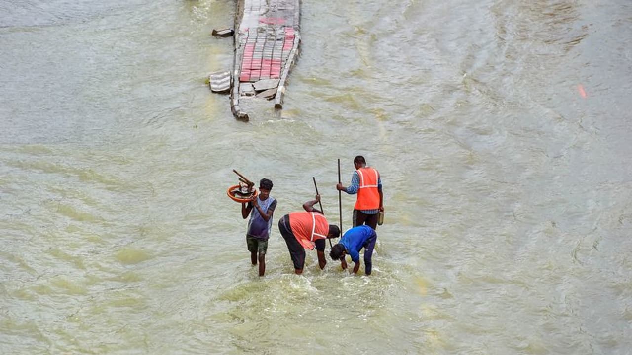 IT कैपिटल बेंगलुरु वाले रहें Alert, क्योंकि खतरे के बादल अभी छंटे नहीं, जानिए और कहां है भारी बारिश का अलर्ट IT कैपिटल बेंगलुरु वाले रहें Alert, क्योंकि खतरे के बादल अभी छंटे नहीं, जानिए और कहां है भारी बारिश का अलर्ट