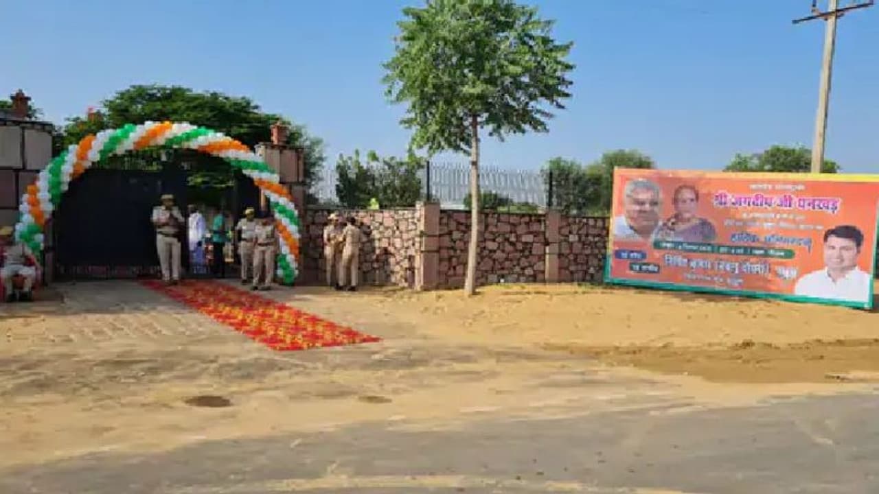 उपराष्ट्रपति बनने के बाद पहली बार अपने गांव किठाना पहुंच रहे धनखड़, खुशी में झूम रहे लोग...उत्सव का माहौल उपराष्ट्रपति बनने के बाद पहली बार अपने गांव किठाना पहुंच रहे धनखड़, खुशी में झूम रहे लोग...उत्सव का माहौल