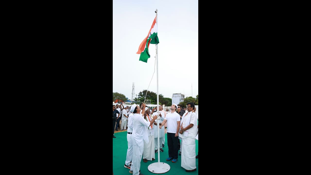 జమ్ము కశ్మీర్లో 100 అడుగుల ఎత్తులో జాతీయ జెండా.. పతాకాన్ని ఆవిష్కరించిన ఆర్మీ జమ్ము కశ్మీర్లో 100 అడుగుల ఎత్తులో జాతీయ జెండా.. పతాకాన్ని ఆవిష్కరించిన ఆర్మీ