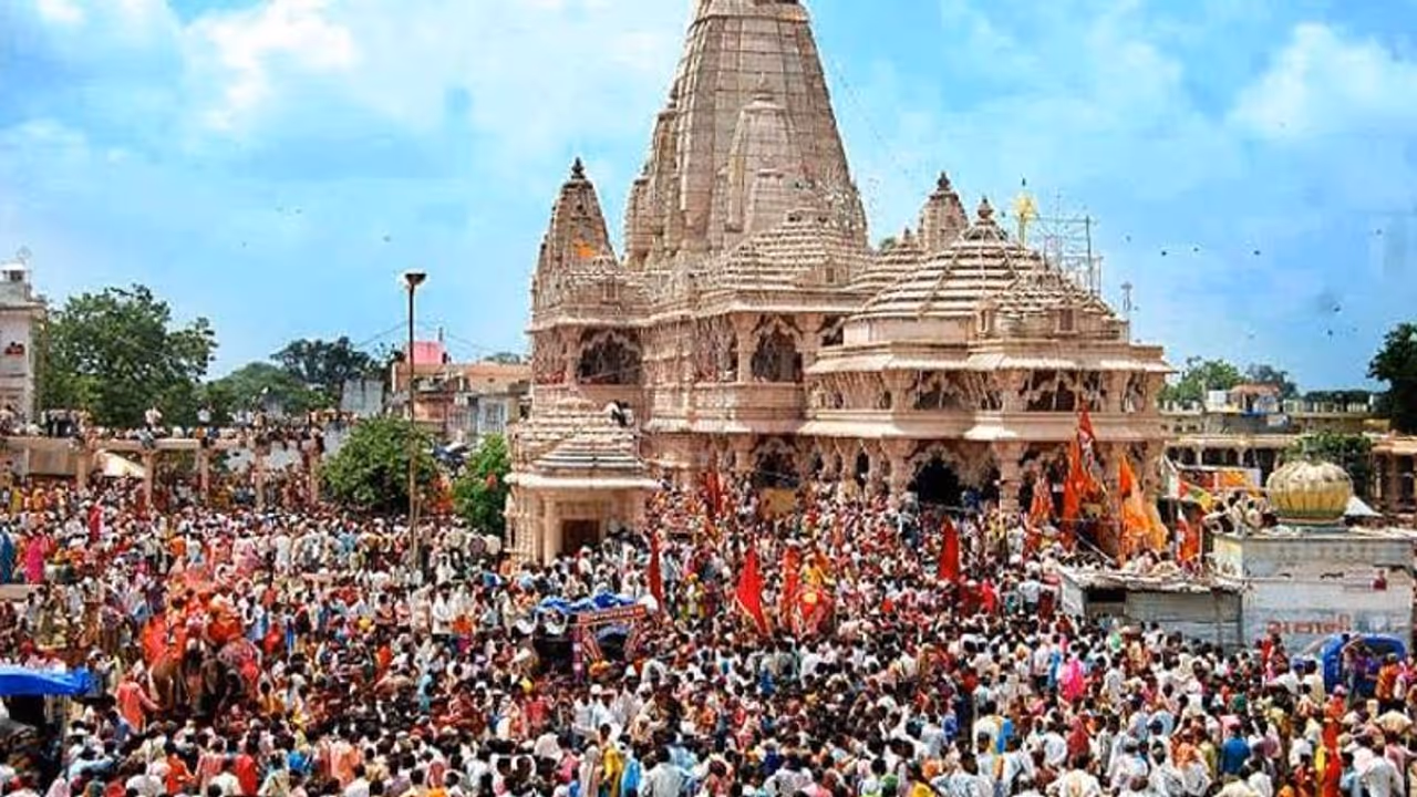 चमत्कार देख इस मंदिर में चांदी का विमान चढ़ा गया भक्त, देखने के लिए लगी भीड़ चमत्कार देख इस मंदिर में चांदी का विमान चढ़ा गया भक्त, देखने के लिए लगी भीड़