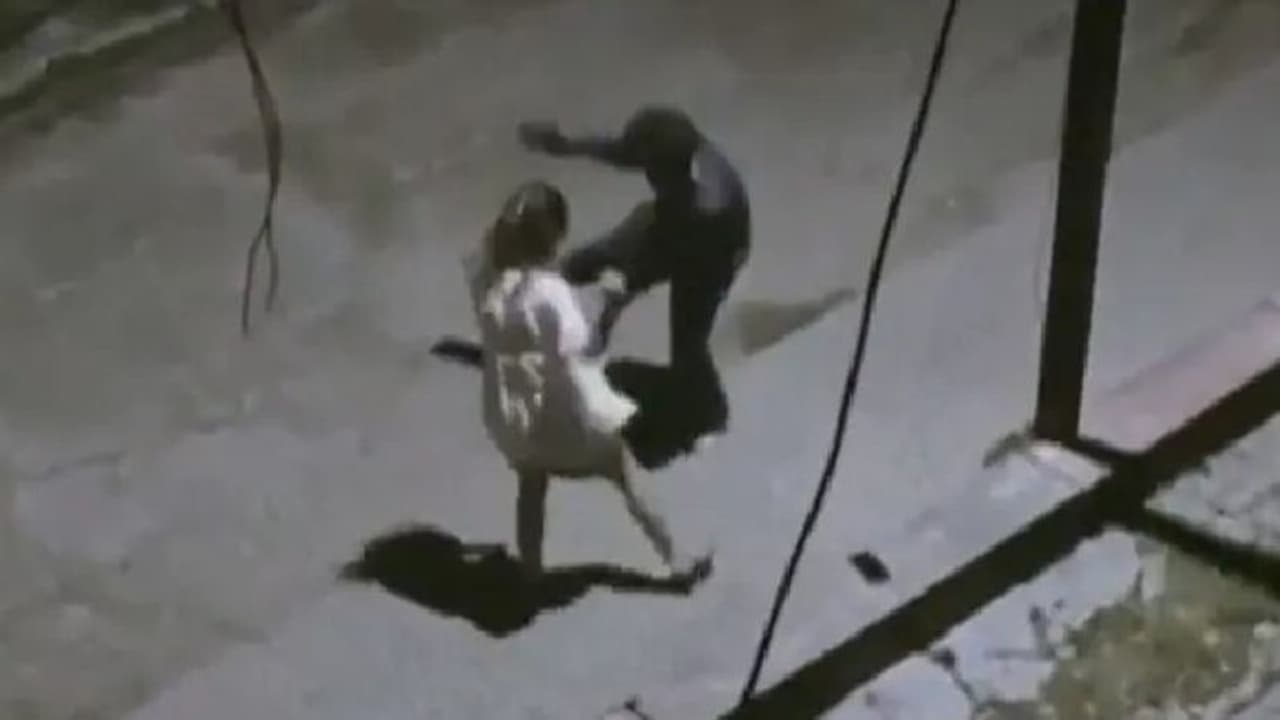 'ആരാണ് ഇവര്?' ; വൈറലായി യുവതിയുടെയും യുവാവിന്റെയും പാതിരാത്രിയിലെ 'പെര്ഫോമൻസ്' 'ആരാണ് ഇവര്?' ; വൈറലായി യുവതിയുടെയും യുവാവിന്റെയും പാതിരാത്രിയിലെ 'പെര്ഫോമൻസ്'