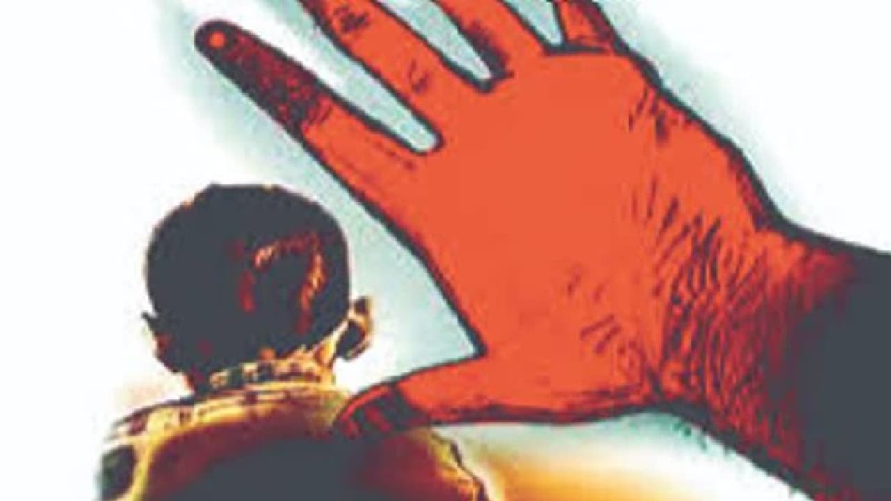 భూ రికార్డుల్లో తప్పులు దిద్దుతామంటూ మోసం.. మీసేవాను ధ్వంసం చేసిన గ్రామస్తులు