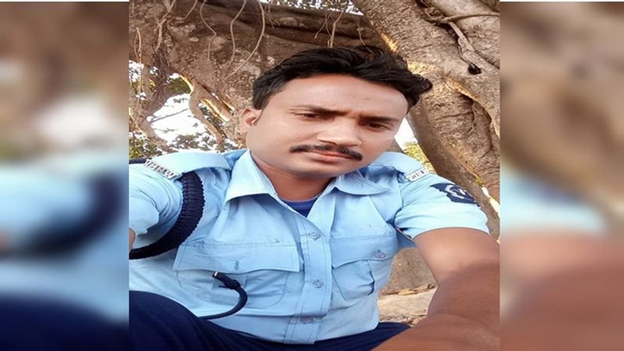 ত্রিকোন প্রেমের জেরেই কি 'খুন'? চাঁচলে আমবাগান থেকে উদ্ধার হল সিভিক ভলান্টিয়ারের দেহ ত্রিকোন প্রেমের জেরেই কি 'খুন'? চাঁচলে আমবাগান থেকে উদ্ধার হল সিভিক ভলান্টিয়ারের দেহ