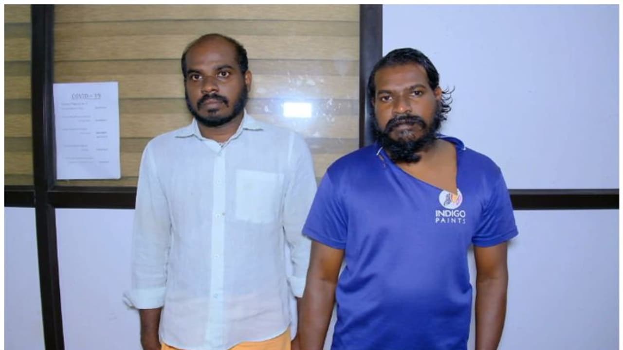 അസഭ്യവർഷ്യം, വാക്കുതർക്കം; തൃശൂരിൽ യുവാവിന് വെട്ടേറ്റു, അയൽവാസികൾ പിടിയിൽ അസഭ്യവർഷ്യം, വാക്കുതർക്കം; തൃശൂരിൽ യുവാവിന് വെട്ടേറ്റു, അയൽവാസികൾ പിടിയിൽ