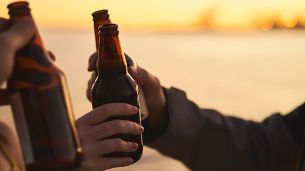 ಮದ್ಯ ಖರೀದಿಸಲು ಸರ್ಕಾರಿ ಕಚೇರಿಯ ಪೀಠೋಪಕರಣಗಳನ್ನೇ ಮಾರಿದ ಪ್ಯೂನ್ ಮದ್ಯ ಖರೀದಿಸಲು ಸರ್ಕಾರಿ ಕಚೇರಿಯ ಪೀಠೋಪಕರಣಗಳನ್ನೇ ಮಾರಿದ ಪ್ಯೂನ್