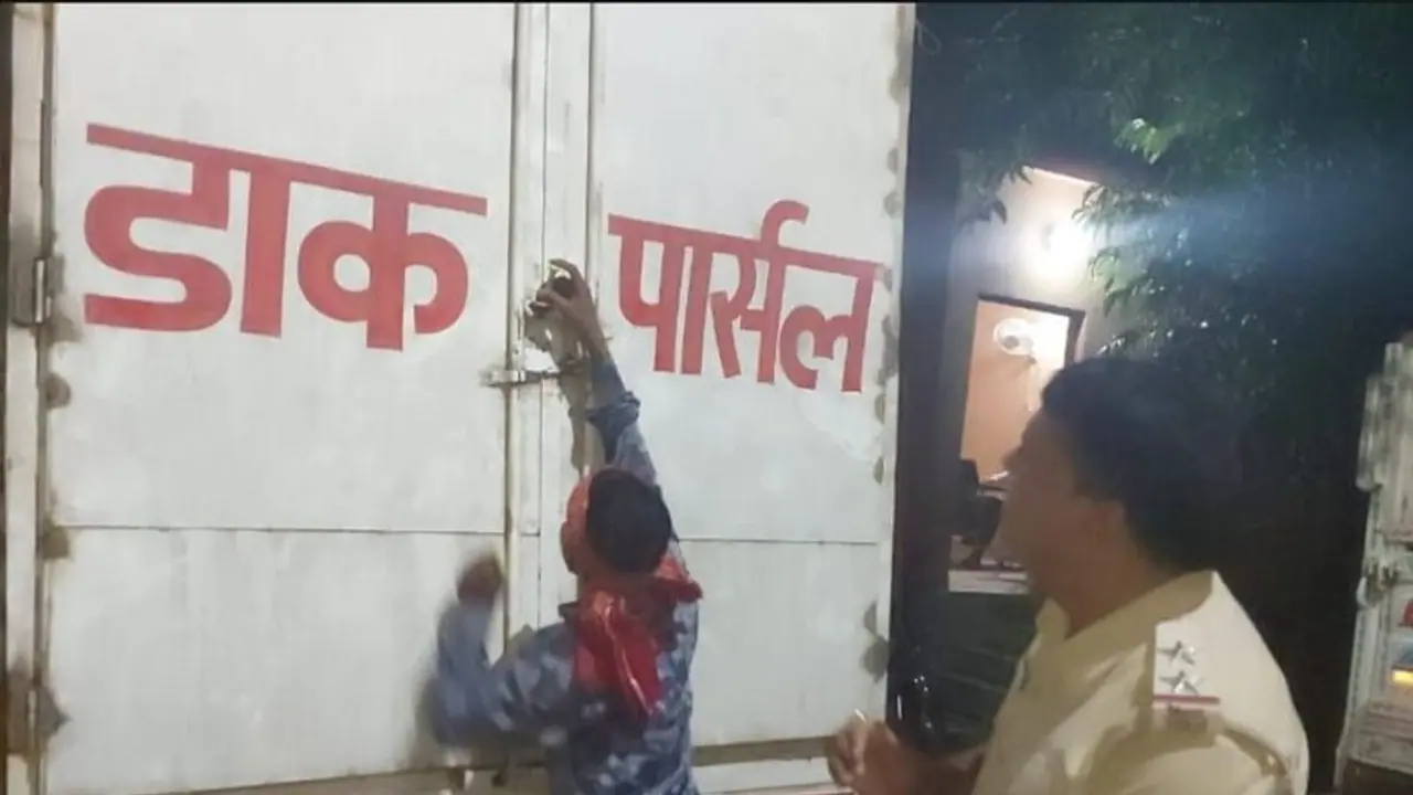 शराब ले जाने का तरीका देख पुलिस हैरान, डाक पोस्ट की गाड़ियों में मिली बोतलों से भरी पेटियां शराब ले जाने का तरीका देख पुलिस हैरान, डाक पोस्ट की गाड़ियों में मिली बोतलों से भरी पेटियां