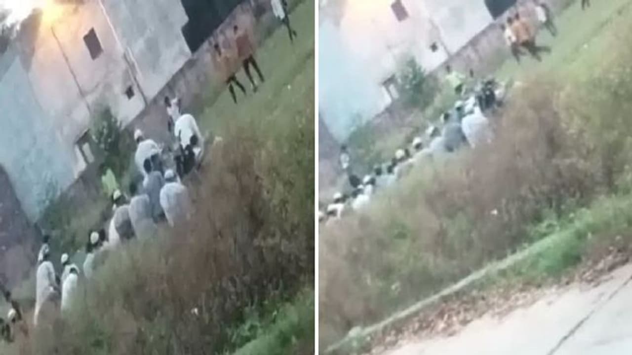 बिजनौर में खेल के मैदान में पढ़ी गई सामूहिक नमाज, हिंदू संगठनों ने विरोध जताकर पुलिस से की कार्रवाई की मांग बिजनौर में खेल के मैदान में पढ़ी गई सामूहिक नमाज, हिंदू संगठनों ने विरोध जताकर पुलिस से की कार्रवाई की मांग