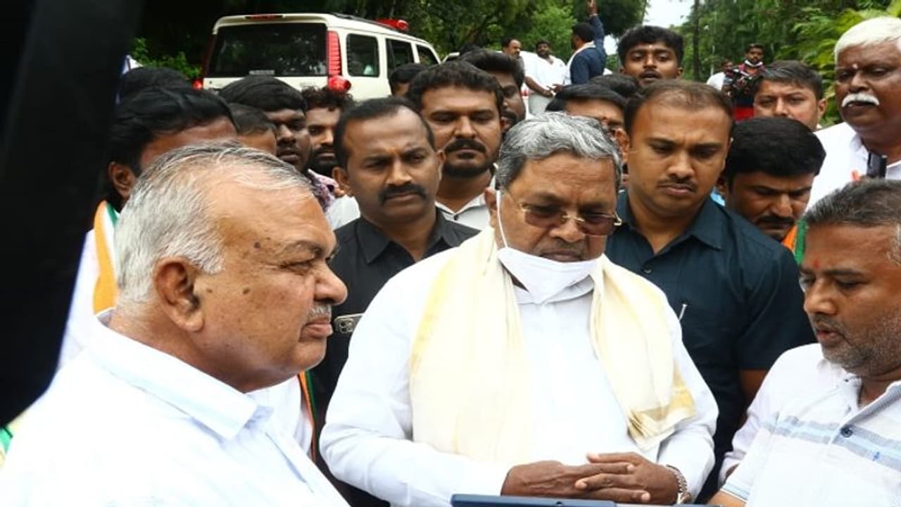 ಬೆಂಗಳೂರಿನ ಜಲಾವೃತ ಪ್ರದೇಶಕ್ಕೆ ಸಿದ್ದು ಭೇಟಿ, ಸರ್ಕಾರದ ವಿರುದ್ಧ ಕೆಂಡಾಮಂಡಲ