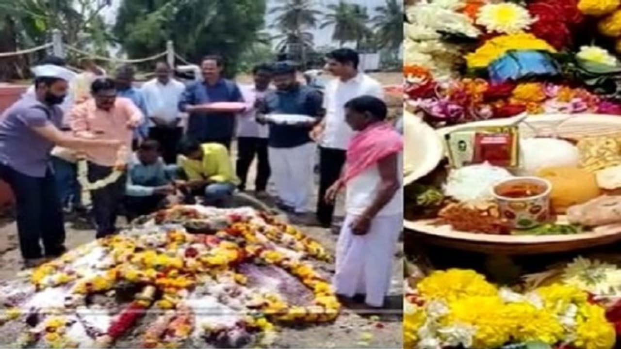 ಉಮೇಶ್ ಕತ್ತಿ ಸಮಾಧಿಗೆ ಕುಟುಂಬಸ್ಥರಿಂದ ಪೂಜಾ ಕೈಂಕರ್ಯ, ಅವರಿಷ್ಟದ ಗುಟ್ಕಾ ಪ್ಯಾಕೆಟ್ ಇಟ್ಟು ನಮನ ಉಮೇಶ್ ಕತ್ತಿ ಸಮಾಧಿಗೆ ಕುಟುಂಬಸ್ಥರಿಂದ ಪೂಜಾ ಕೈಂಕರ್ಯ, ಅವರಿಷ್ಟದ ಗುಟ್ಕಾ ಪ್ಯಾಕೆಟ್ ಇಟ್ಟು ನಮನ