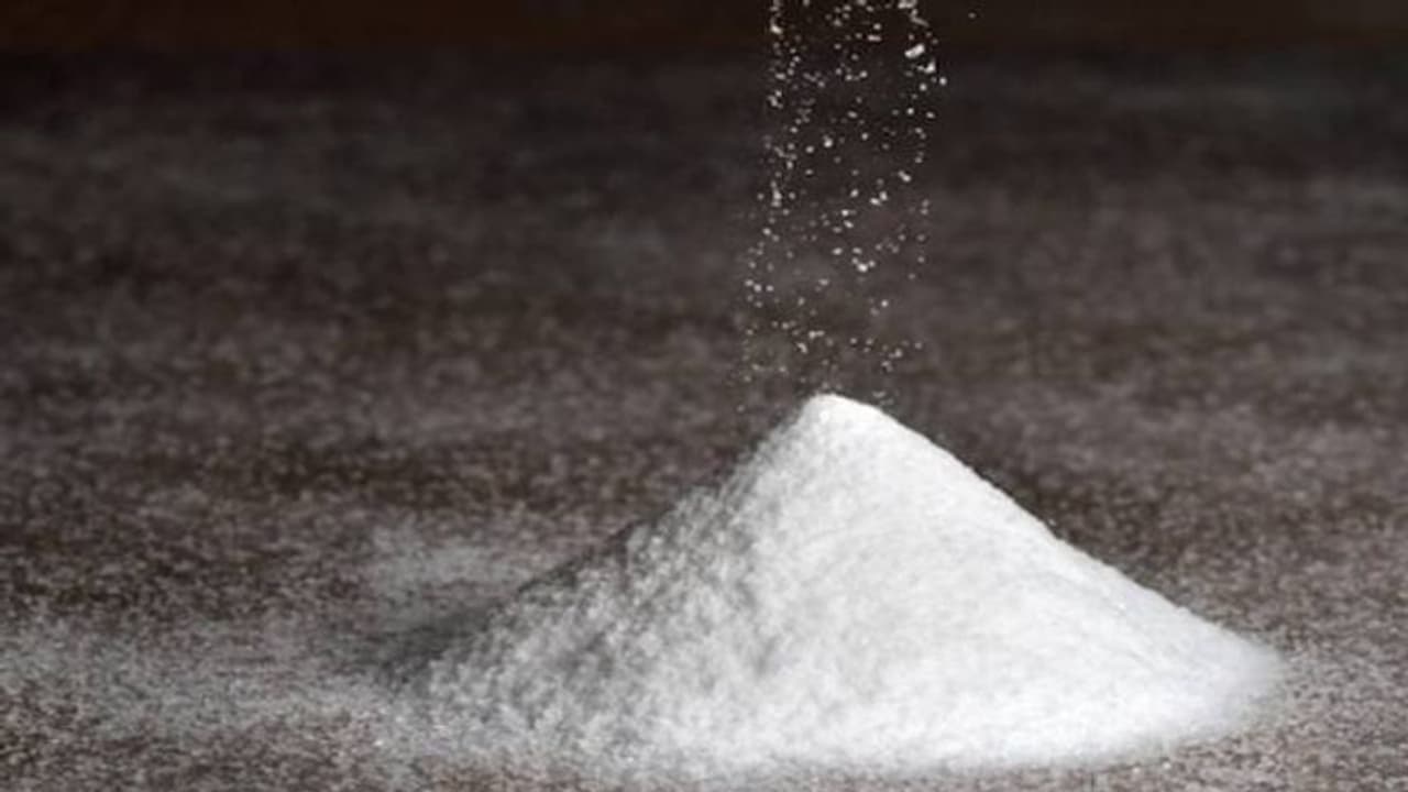 മരിച്ചുപോയ മകന്റെ ജീവൻ തിരിച്ചു കിട്ടാൻ മൃതദേഹം ഉപ്പിട്ടു മൂടി മാതാപിതാക്കൾ മരിച്ചുപോയ മകന്റെ ജീവൻ തിരിച്ചു കിട്ടാൻ മൃതദേഹം ഉപ്പിട്ടു മൂടി മാതാപിതാക്കൾ