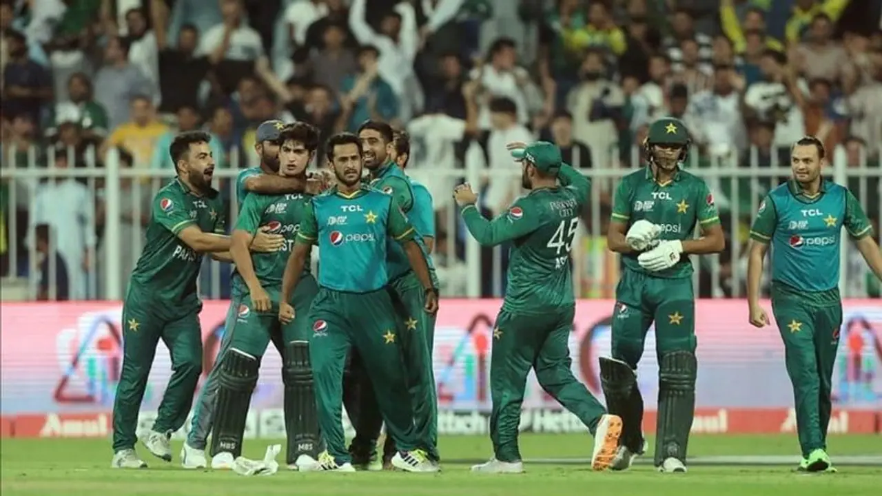 पाकिस्तान अफगानिस्तान जंग: मैदान में हाथापाई और स्टेडियम में कुर्सी फेंक युद्ध, जश्न में चली गोली से दो की मौत पाकिस्तान अफगानिस्तान जंग: मैदान में हाथापाई और स्टेडियम में कुर्सी फेंक युद्ध, जश्न में चली गोली से दो की मौत