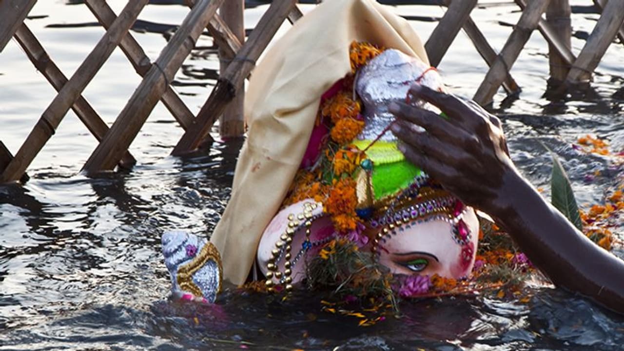 Anant Chaturdashi 2022: गणपति प्रतिमा विसर्जन करते समय ध्यान रखें ये 5 बातें, नहीं तो हो सकता है कुछ अशुभ Anant Chaturdashi 2022: गणपति प्रतिमा विसर्जन करते समय ध्यान रखें ये 5 बातें, नहीं तो हो सकता है कुछ अशुभ