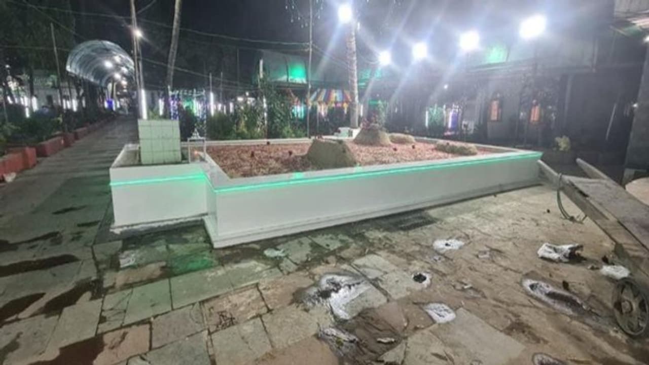 యాకూబ్ మెమన్ సమాధిపై లైటింగ్ ఏర్పాటు.. చెలరేగిన రాజకీయ దుమారం.. పోలీసుల విచారణ యాకూబ్ మెమన్ సమాధిపై లైటింగ్ ఏర్పాటు.. చెలరేగిన రాజకీయ దుమారం.. పోలీసుల విచారణ