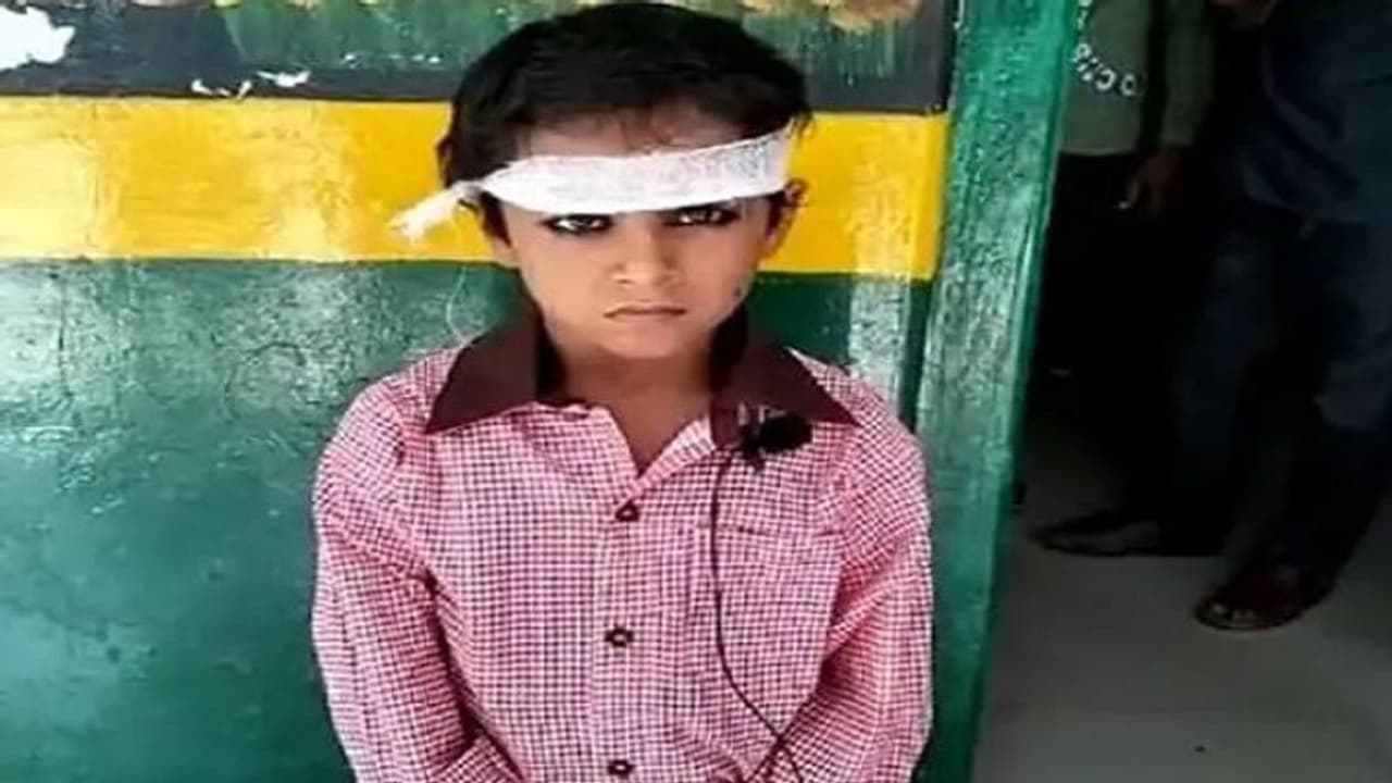 महोबा के सरकारी स्कूल में हादसा, पढ़ाई के दौरान गिरा जर्जर छत का मलबा, छात्र शिक्षक गंभीर रूप से हुए घायल महोबा के सरकारी स्कूल में हादसा, पढ़ाई के दौरान गिरा जर्जर छत का मलबा, छात्र शिक्षक गंभीर रूप से हुए घायल