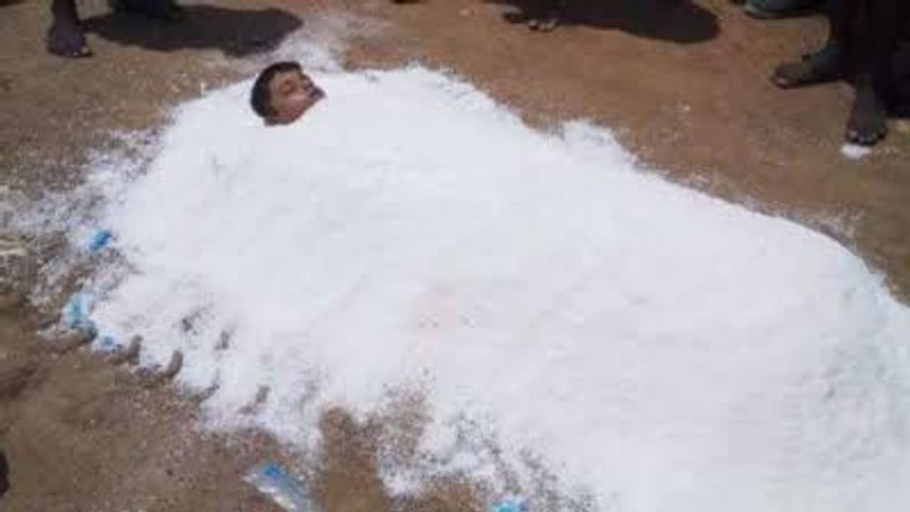 மகனின் சடலத்தின் மீது உப்பு கொட்டி மூடிய பெற்றோர்.. உயிருடன் வருவான் என நப்பாசையில் பரிதாபம். மகனின் சடலத்தின் மீது உப்பு கொட்டி மூடிய பெற்றோர்.. உயிருடன் வருவான் என நப்பாசையில் பரிதாபம்.