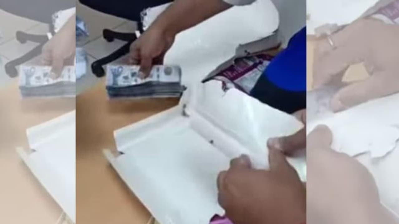 ఢిల్లీ ఎయిర్ పోర్టులో స్వీట్ బాక్స్ కలకలం.. 54 లక్షల విదేశీ కరెన్సీ ఢిల్లీ ఎయిర్ పోర్టులో స్వీట్ బాక్స్ కలకలం.. 54 లక్షల విదేశీ కరెన్సీ