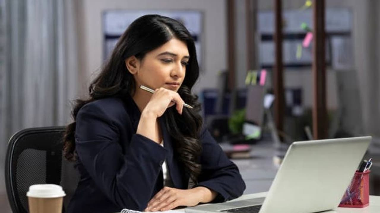 অফিসের টেবিলটা সাজান এই ভাবে, চাকরি ব্যবসায় বাড়বে আয় অফিসের টেবিলটা সাজান এই ভাবে, চাকরি ব্যবসায় বাড়বে আয়