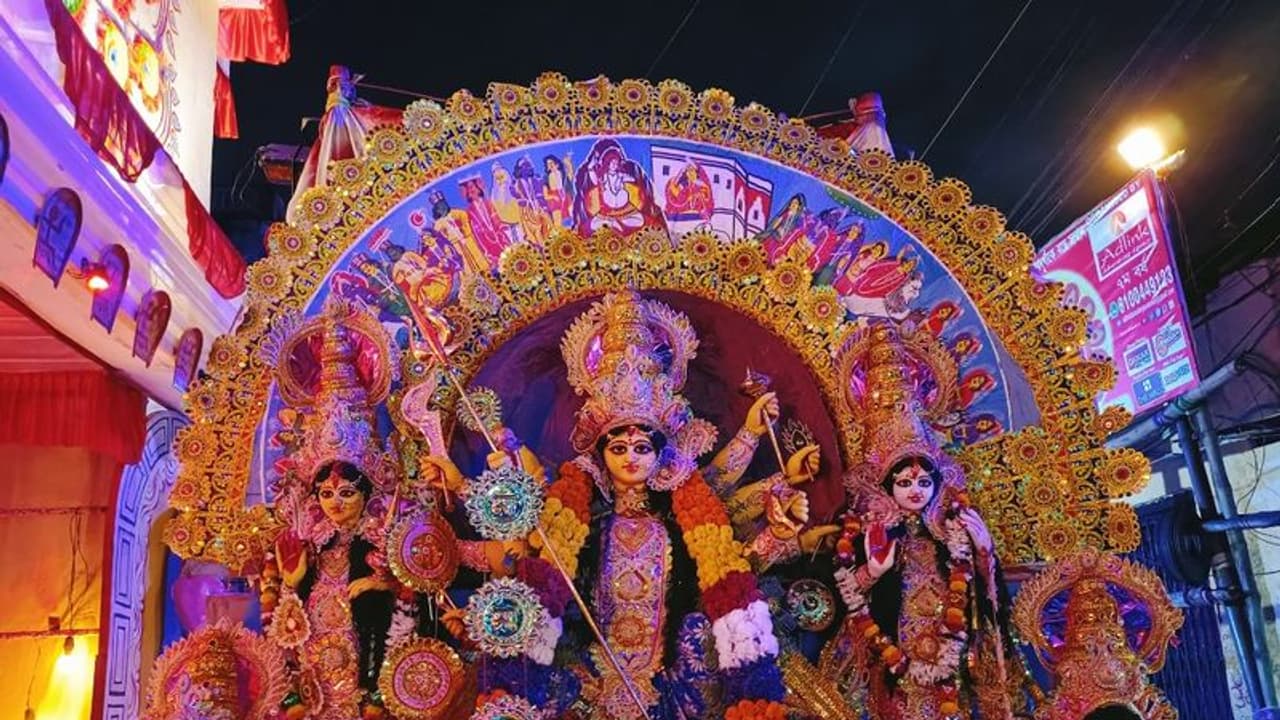 কাগজের কাপে 'চুমুক' দিয়ে মন্ডপ সজ্জার প্রস্তুতিতে ব্যস্ত গোয়াবাগান শারদোৎসব সম্মিলনী কাগজের কাপে 'চুমুক' দিয়ে মন্ডপ সজ্জার প্রস্তুতিতে ব্যস্ত গোয়াবাগান শারদোৎসব সম্মিলনী