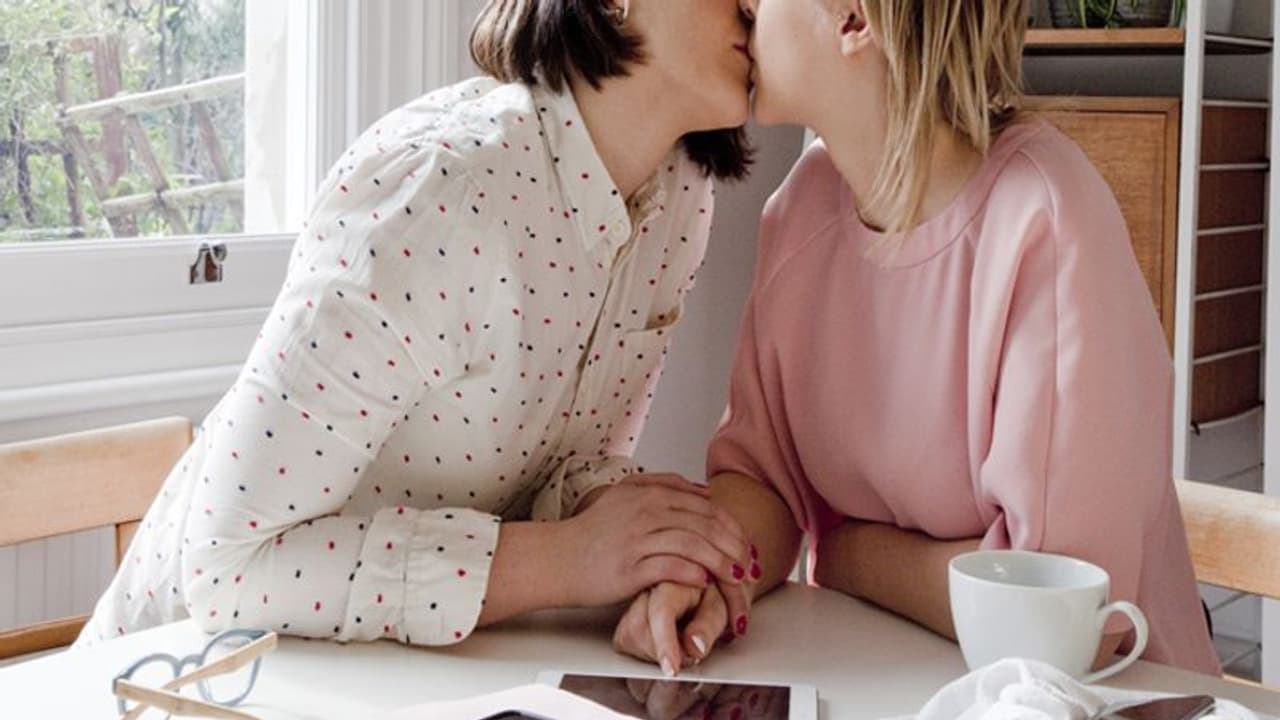 ब्लैक डायरी:सहेली ने प्राइवेट पार्ट को टच किया और फिर चूम लिया, अब दे रही धमकी ब्लैक डायरी:सहेली ने प्राइवेट पार्ट को टच किया और फिर चूम लिया, अब दे रही धमकी