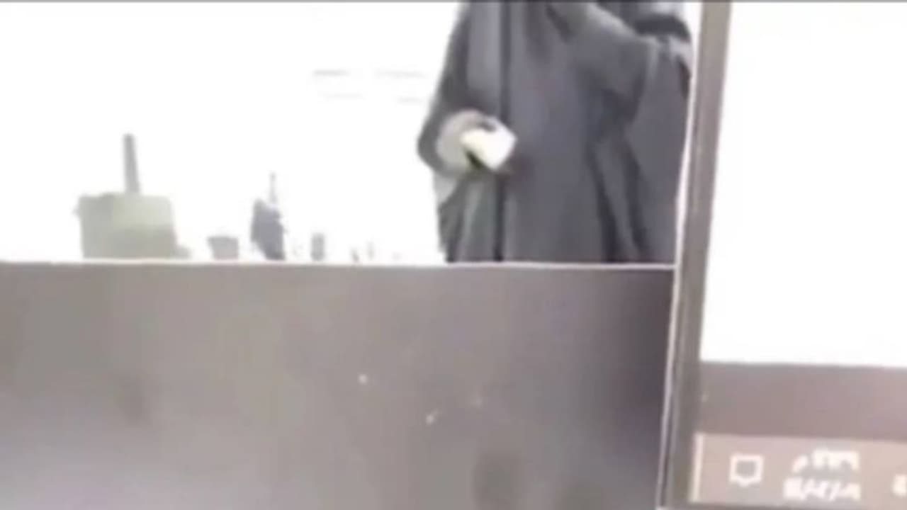 ചികിത്സ തേടിയെത്തിയ യുവതിയുടെ ഫോട്ടോ എടുത്തു; സൗദിയില് ആശുപത്രി ജീവനക്കാരനെതിരെ നടപടി ചികിത്സ തേടിയെത്തിയ യുവതിയുടെ ഫോട്ടോ എടുത്തു; സൗദിയില് ആശുപത്രി ജീവനക്കാരനെതിരെ നടപടി