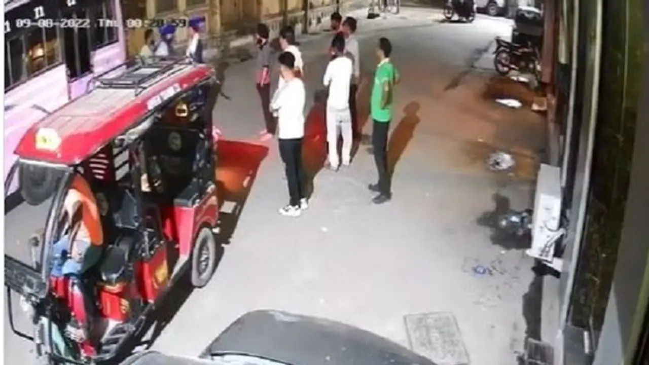 Golden Temple ಬಳಿ ತಂಬಾಕು ಜಗಿಯುತ್ತಿದ್ದಕ್ಕೆ ಕೊಲೆ ಮಾಡಿದ ನಿಹಾಂಗ್ ಸಿಖ್ಖರು..! ಸಿಸಿ ಕ್ಯಾಮರಾದಲ್ಲಿ ಸೆರೆ Golden Temple ಬಳಿ ತಂಬಾಕು ಜಗಿಯುತ್ತಿದ್ದಕ್ಕೆ ಕೊಲೆ ಮಾಡಿದ ನಿಹಾಂಗ್ ಸಿಖ್ಖರು..! ಸಿಸಿ ಕ್ಯಾಮರಾದಲ್ಲಿ ಸೆರೆ