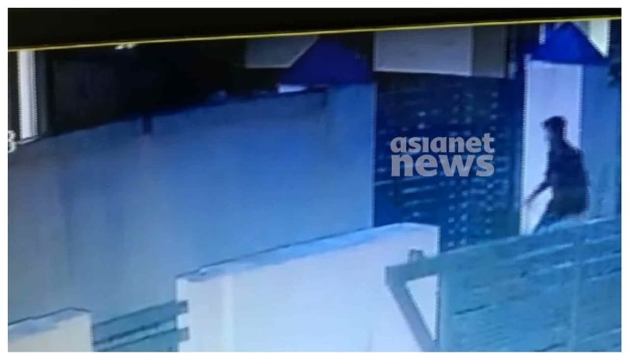 കടം വാങ്ങിയ പണം തിരികെ കിട്ടാന് 14 കാരനെ തട്ടിക്കൊണ്ടുപോയി, ഫിസിയോതെറാപിസ്റ്റ് പിടിയില് കടം വാങ്ങിയ പണം തിരികെ കിട്ടാന് 14 കാരനെ തട്ടിക്കൊണ്ടുപോയി, ഫിസിയോതെറാപിസ്റ്റ് പിടിയില്