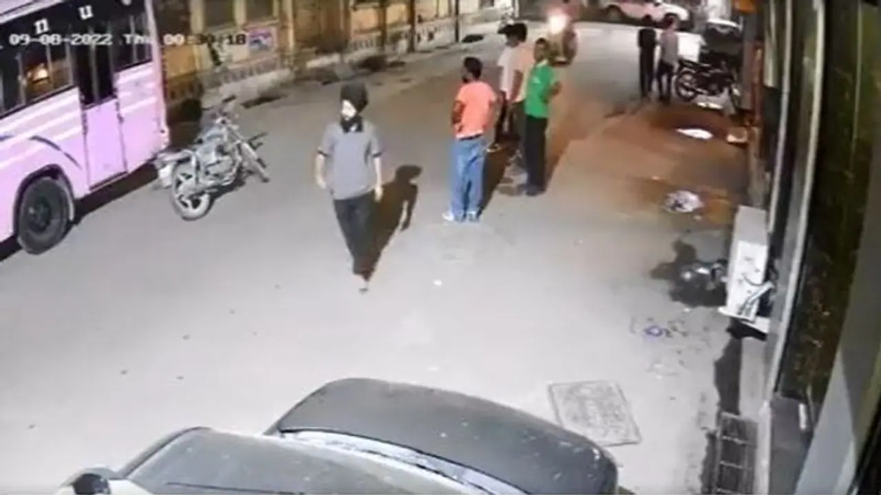 पंजाब में हुई मॉब लिंचिंगः मामूली सी बात पर निहंगों ने युवक के कर दिए दो टुकड़े, घटना सीसीटीवी में हुई कैद पंजाब में हुई मॉब लिंचिंगः मामूली सी बात पर निहंगों ने युवक के कर दिए दो टुकड़े, घटना सीसीटीवी में हुई कैद