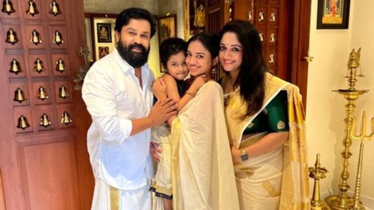 മഹാലക്ഷ്മിയെ ഒക്കത്തെടുത്ത് മീനാക്ഷി; ഒപ്പം ദിലീപും കാവ്യയും, കുടുംബസമേതം ഓണാശംസ മഹാലക്ഷ്മിയെ ഒക്കത്തെടുത്ത് മീനാക്ഷി; ഒപ്പം ദിലീപും കാവ്യയും, കുടുംബസമേതം ഓണാശംസ