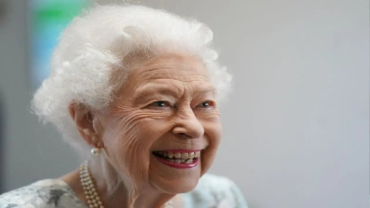 বাবার আদরের লিলিবেথ থেকে কীভাবে ব্রিটেনের রাজরানি হয়ে গেলেন দ্বিতীয় এলিজাবেথ? বাবার আদরের লিলিবেথ থেকে কীভাবে ব্রিটেনের রাজরানি হয়ে গেলেন দ্বিতীয় এলিজাবেথ?