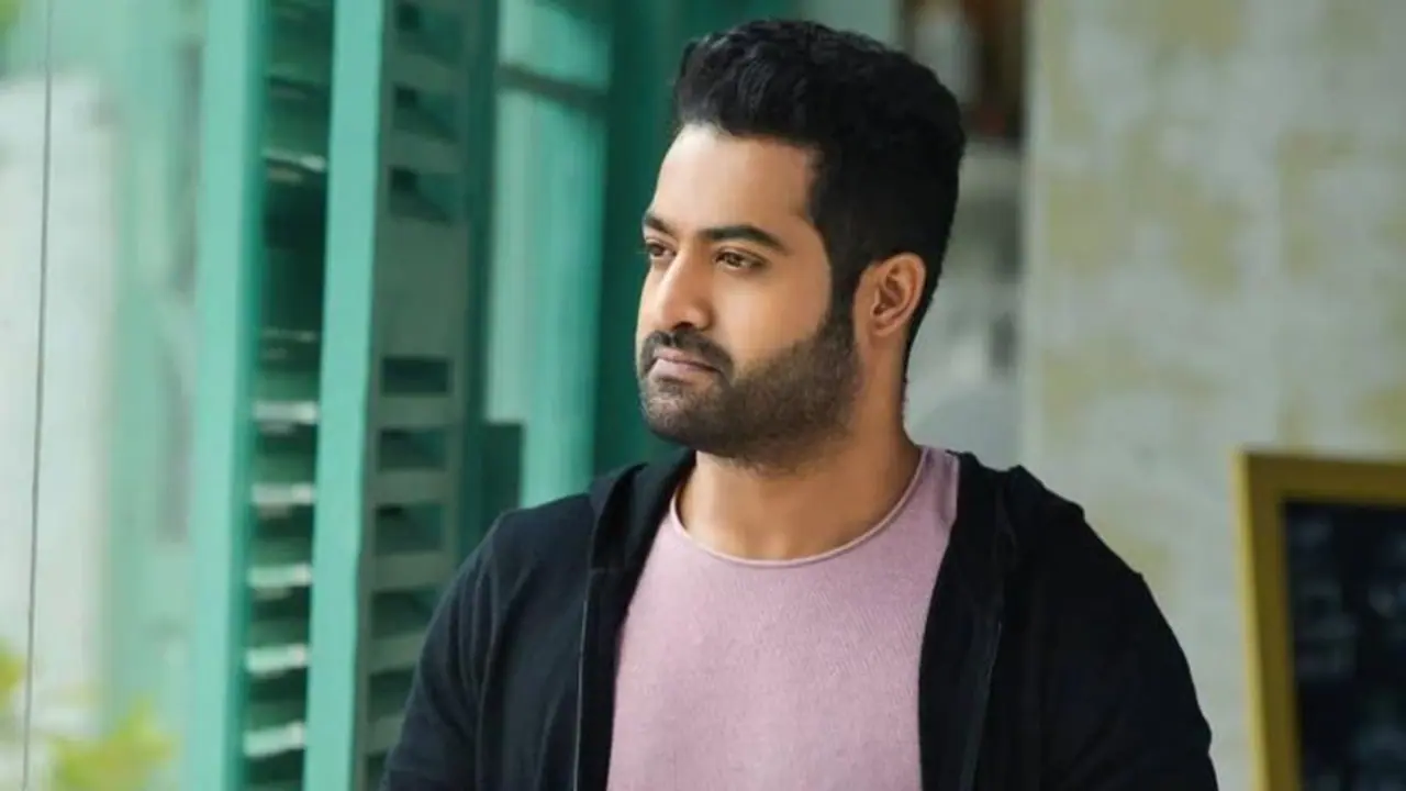 చిలకలూరిపేట పర్యటన : జూ. ఎన్టీఆర్ ఫ్లెక్సీలు, జెండాలతో ఫ్యాన్స్ హంగామా, చంద్రబాబు పక్కనే