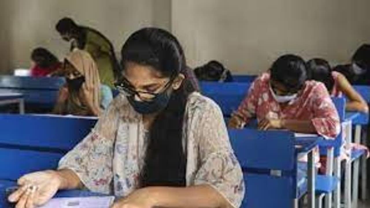 CUET UG 2022 ஆன்சர் கீ வெளியீடு.. தேர்வு முடிவுகள் எப்போது வெளியாகும்..? யுஜிசி அறிவிப்பு CUET UG 2022 ஆன்சர் கீ வெளியீடு.. தேர்வு முடிவுகள் எப்போது வெளியாகும்..? யுஜிசி அறிவிப்பு