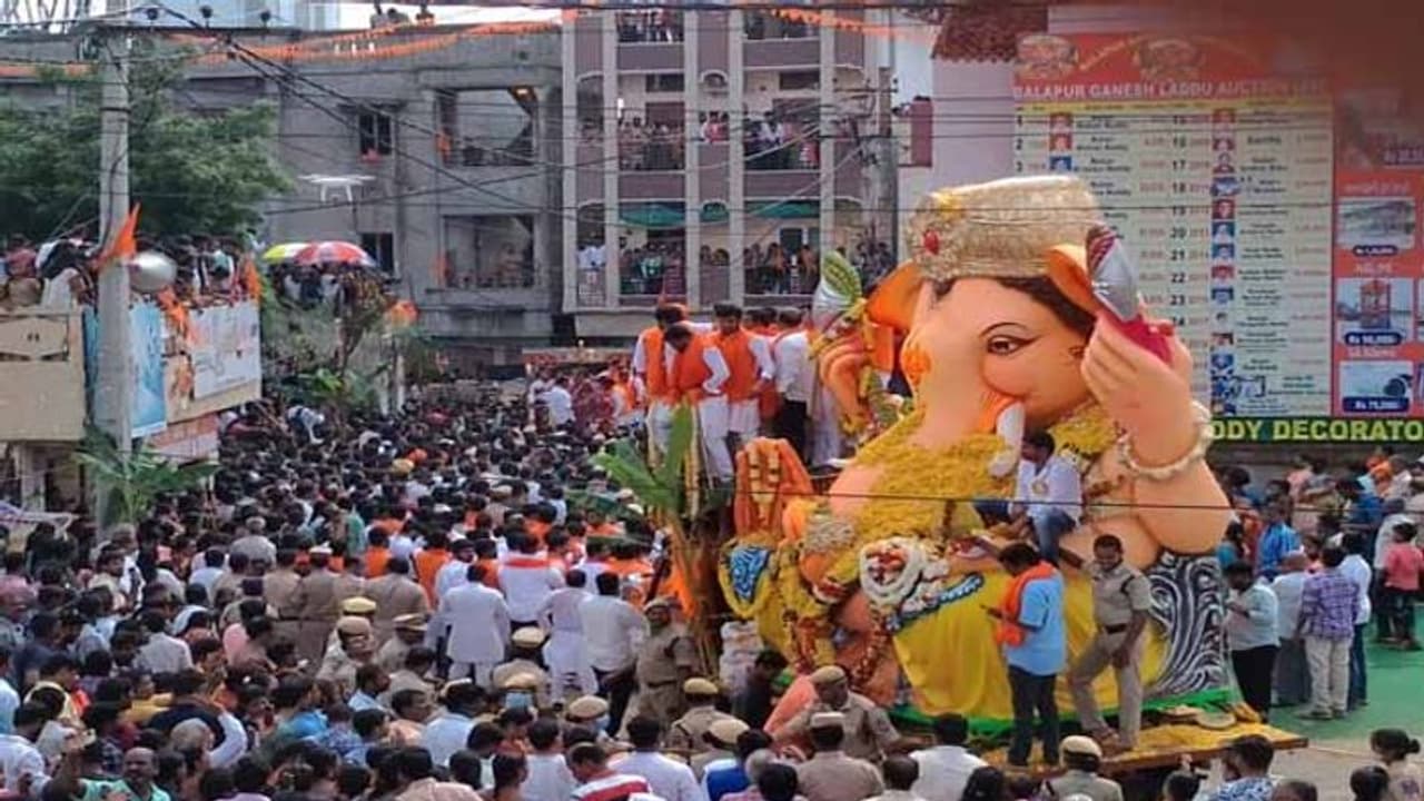 రికార్డు ధర పలికిన బాలాపూర్ గణేష్ లడ్డూ: రూ. 24.60 లక్షలకు దక్కించుకున్న లక్ష్మారెడ్డి రికార్డు ధర పలికిన బాలాపూర్ గణేష్ లడ్డూ: రూ. 24.60 లక్షలకు దక్కించుకున్న లక్ష్మారెడ్డి