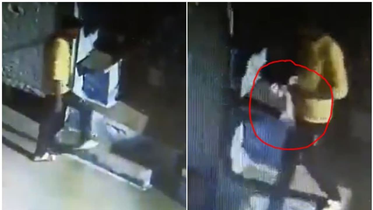 പതുങ്ങിയെത്തും, സ്ത്രീകളുടെ അടിവസ്ത്രവുമായി മുങ്ങും; സിസിടിവിയില്‍ കുടുങ്ങി യുവാവ്