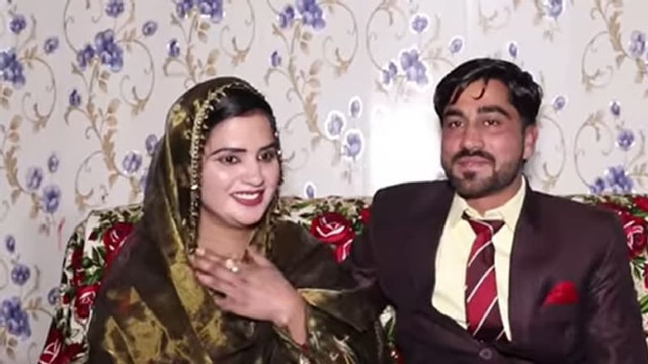 अनोखी प्रेम कहानी: MBBS डॉक्टर ने चाय वाले से की शादी, देखें Video अनोखी प्रेम कहानी: MBBS डॉक्टर ने चाय वाले से की शादी, देखें Video